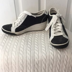 Sketchers wedged sneakers.